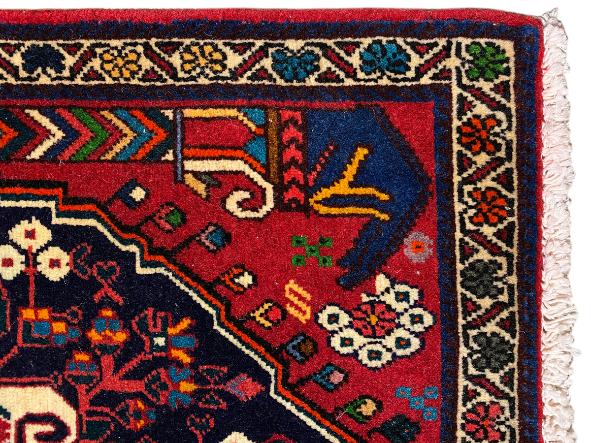 Tapijthoek met kleurrijk randpatroon in rood, blauw, groen en beige