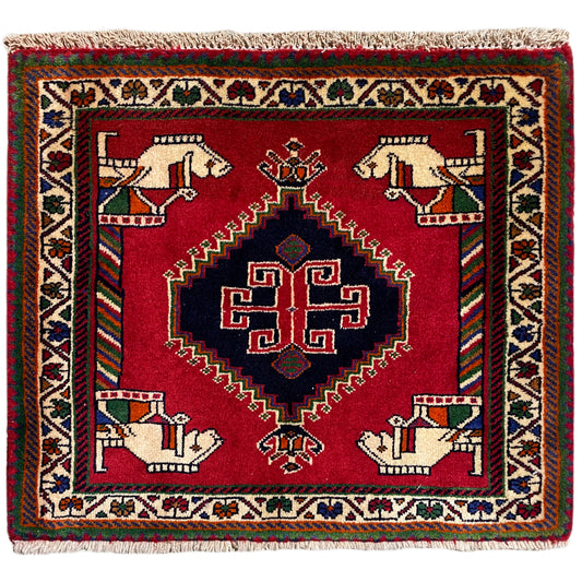 Poshti-tapijt 58x68 cm: rood patroontapijt met medaillon en handfiguren