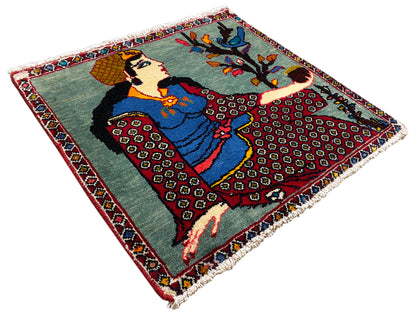 Poshti-tapijt 68x63 cm schuin van boven: figuurmotief met boom, gekleurde rand, franjes