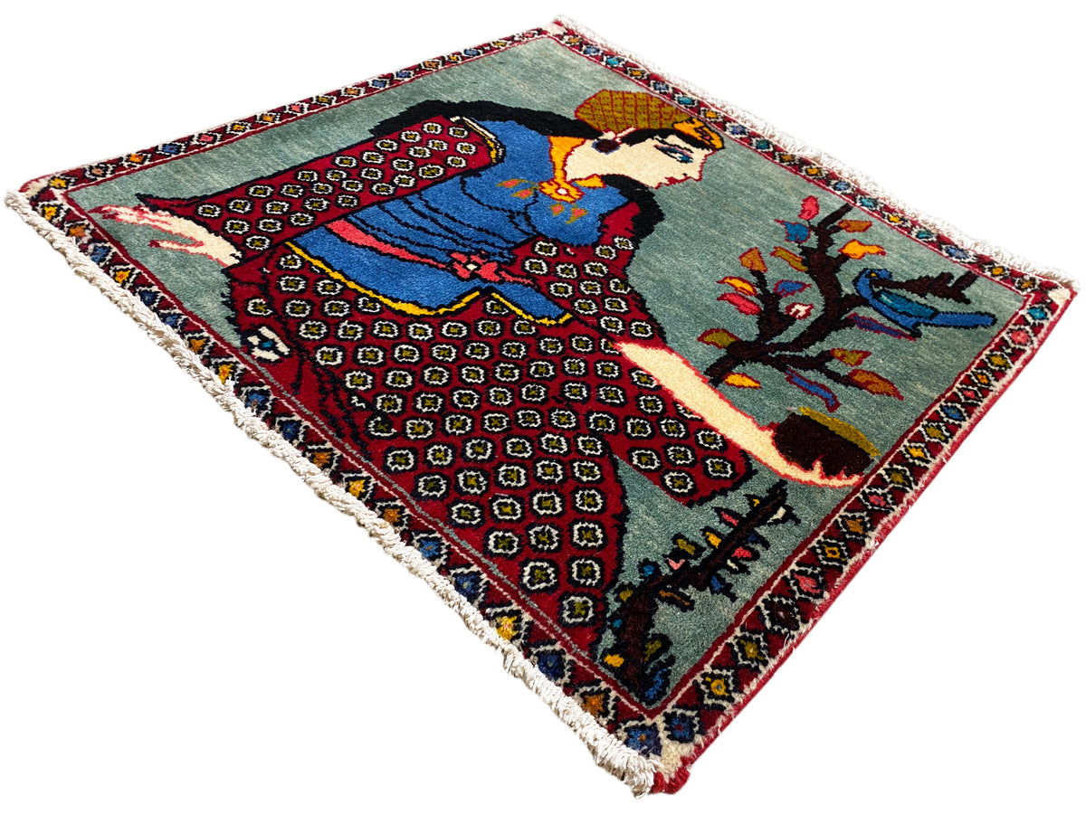 Poshti-tapijt 68x63 cm diagonaal: figuur en boom, geometrische patronen, franjes aan de randen