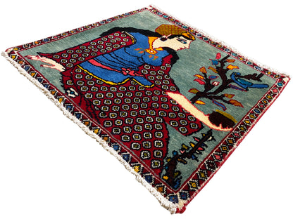 Poshti-tapijt 68x63 cm diagonaal: figuur en boom, geometrische patronen, franjes aan de randen