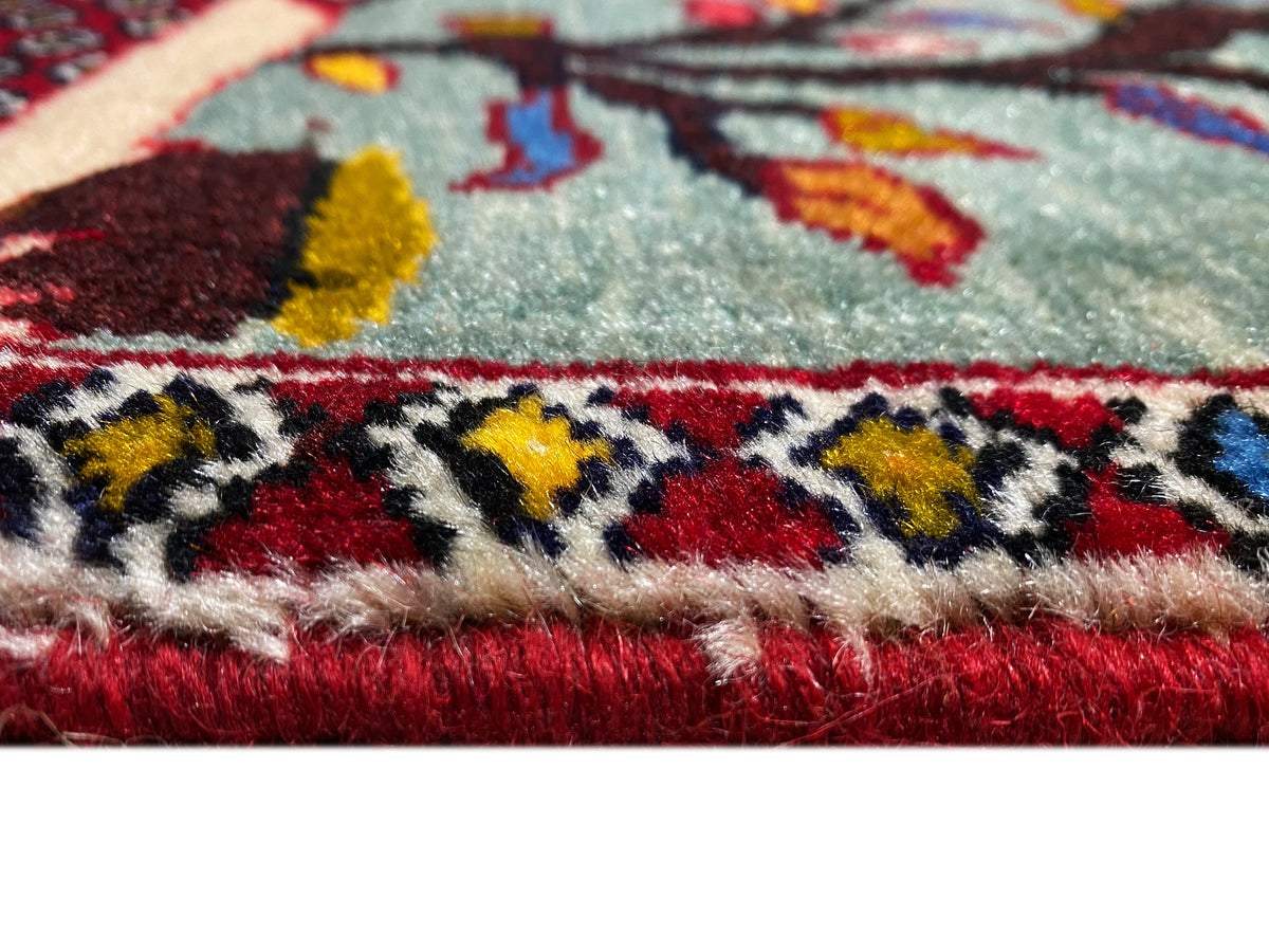 Poshti-tapijt 68x63 cm close-up: geweven patroon met franjes en veelkleurige rand