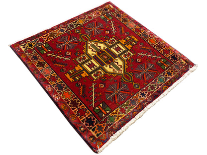 Poshti rechthoekig tapijt, rood ornamentdesign met gele, blauwe en groene details