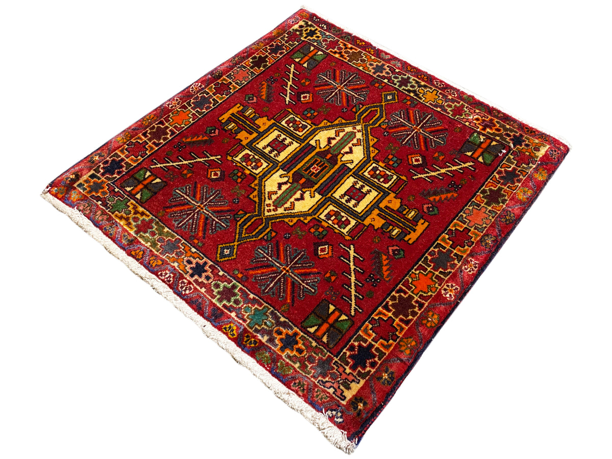 Poshti-tapijt met rode basis en geometrisch patroon, veelkleurige rand, rechthoekig
