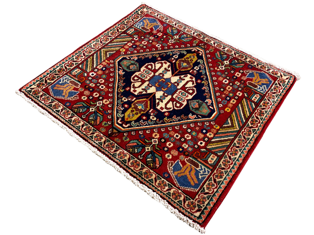 Tapijt 66x62 cm, rode ondergrond met blauwgroene ornamenten en witte randfries