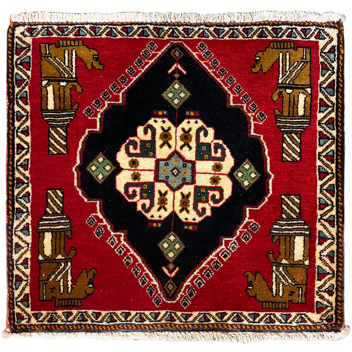 Poshti-tapijt 63x55 cm: vierkant ontwerp, rode basis met zwart medaillon en kleurrijke rand