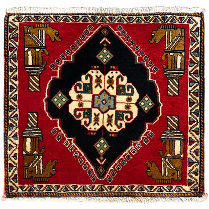 Poshti-tapijt 63x55 cm: vierkant ontwerp, rode basis met zwart medaillon en kleurrijke rand