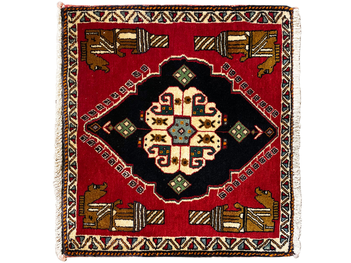Poshti-tapijt 63x55 cm: rood vloerkleed met zwart middendeel en kleurrijke geometrische patronen