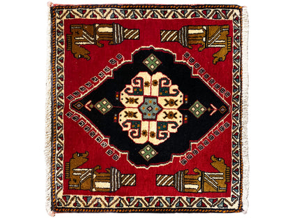 Poshti-tapijt 63x55 cm: rood vloerkleed met zwart middendeel en kleurrijke geometrische patronen