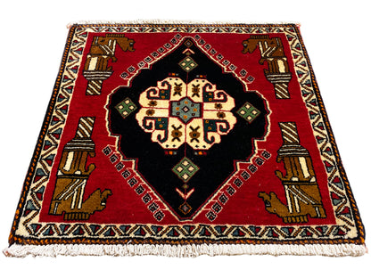 Poshti-tapijt 63x55 cm: rood tapijtvierkant met zwart ornamentmedaillon, rand en franjes