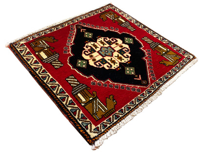 Poshti-tapijt 63x55 cm: vierkant, op de diagonaal gelegd; rode basis met zwart midden en franjes