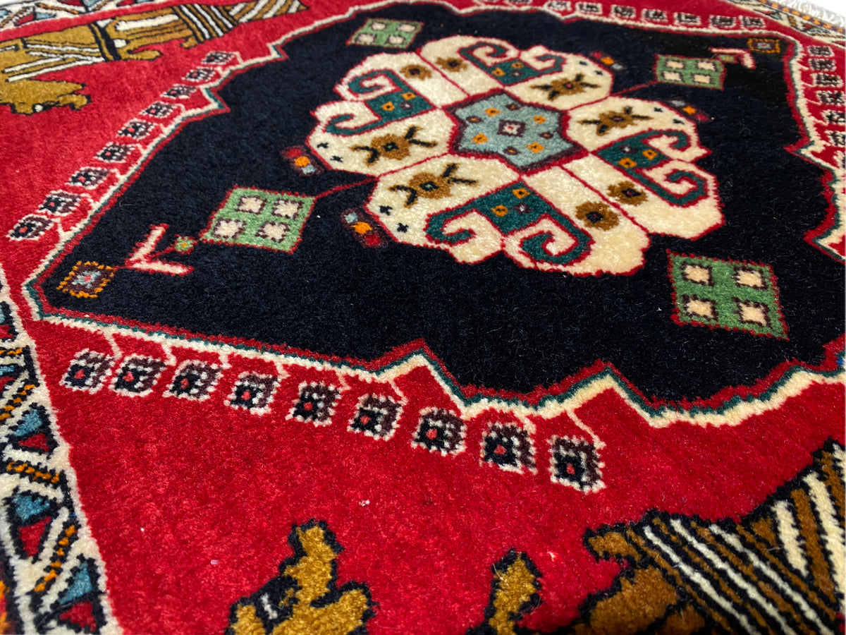 Poshti-tapijt 63x55 cm: close-up van het centrale medaillon met rood en zwart patroon