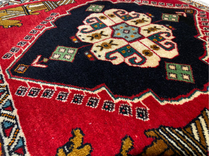Poshti-tapijt 63x55 cm: close-up van het centrale medaillon met rood en zwart patroon