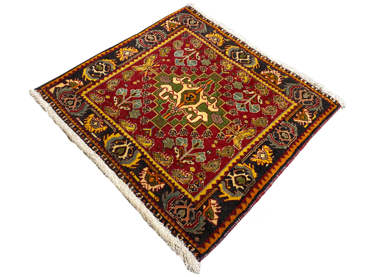 Poshti-tapijt 61x61 cm, hoekaanzicht, rood met kleurrijke ornamentinzetstuk