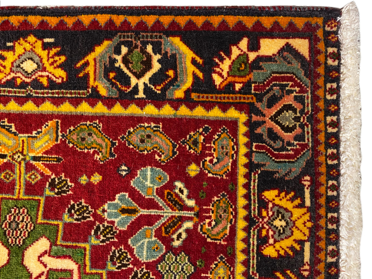 Poshti-tapijt 61x61 cm detail, rood veld met kleurrijke siermotieven