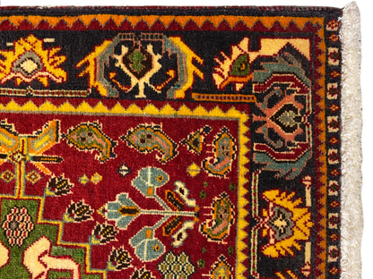 Poshti-tapijt 61x61 cm detail, rood veld met kleurrijke siermotieven