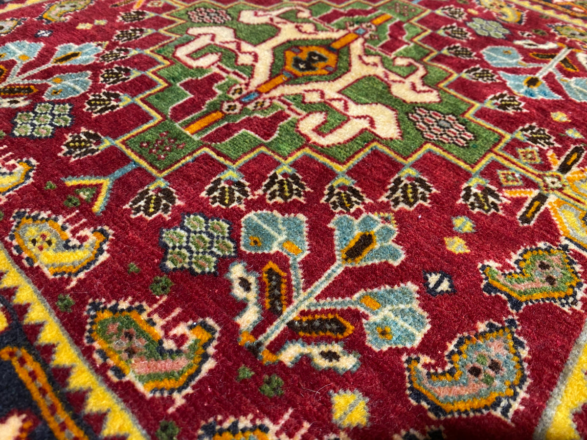 Poshti-tapijt 61x61 cm close-up, rood veld met groene en blauwe patronen