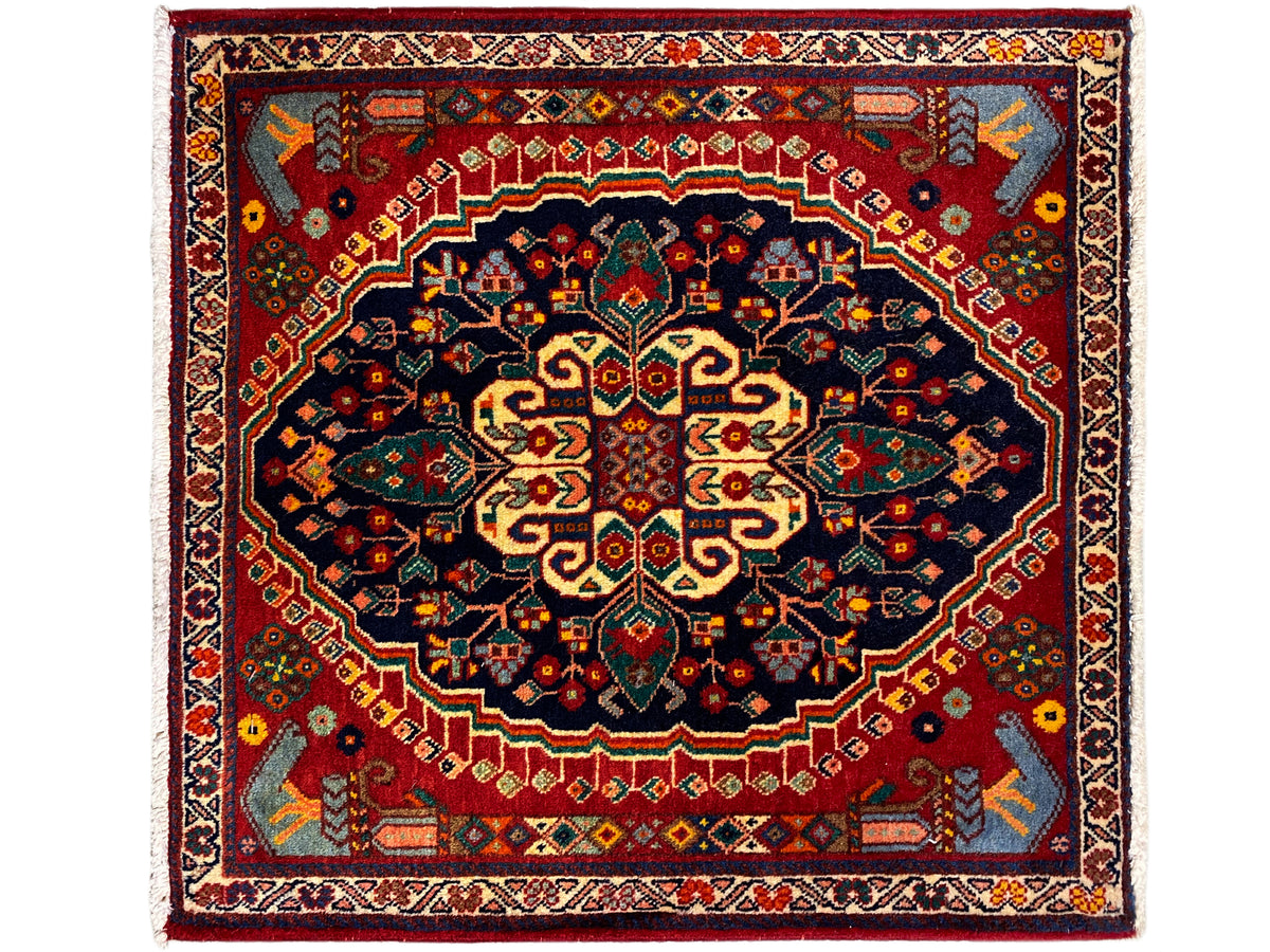 Tapijt 67x60 cm, vierkant, rood veld met donkerblauw medaillon en ornamenten