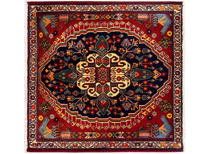 Tapijt 67x60 cm, vierkant, rood veld met donkerblauw medaillon en ornamenten