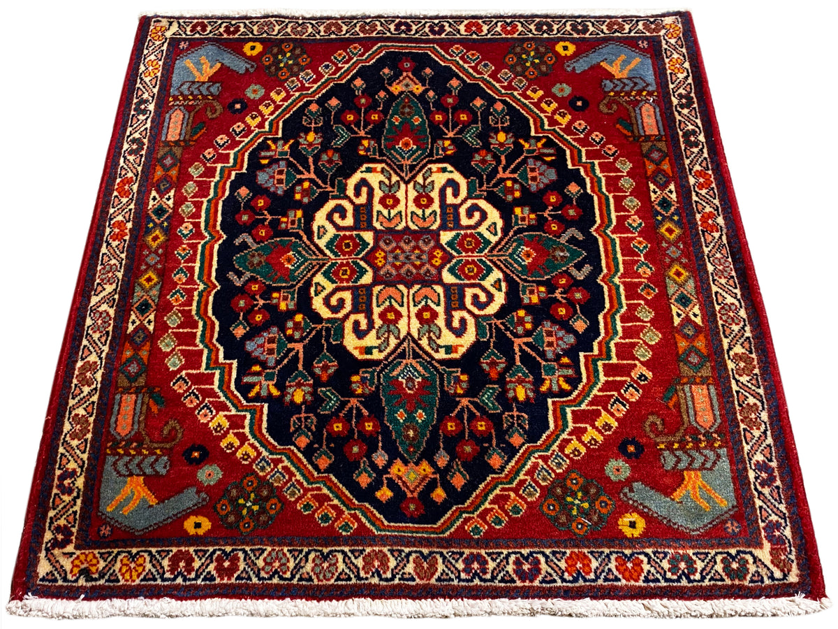 Vierkant vloerkleed van 67x60 cm met gecentreerd patroon in donkerblauw, rood en geel