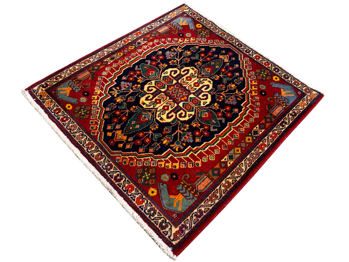 Vierkant tapijt van 67x60 cm, rood vlak met donkerblauwe rand en geel-gouden details