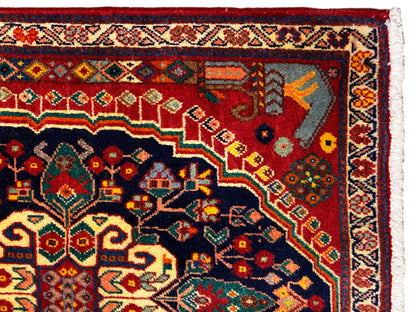 Tapijndetail: kleurrijk ornament in het donkerblauwe gedeelte met rode achtergrond