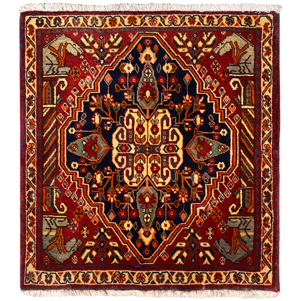 Tapijt 65x59 cm met rood, blauw medaillon en sierlijke patronen, franjes