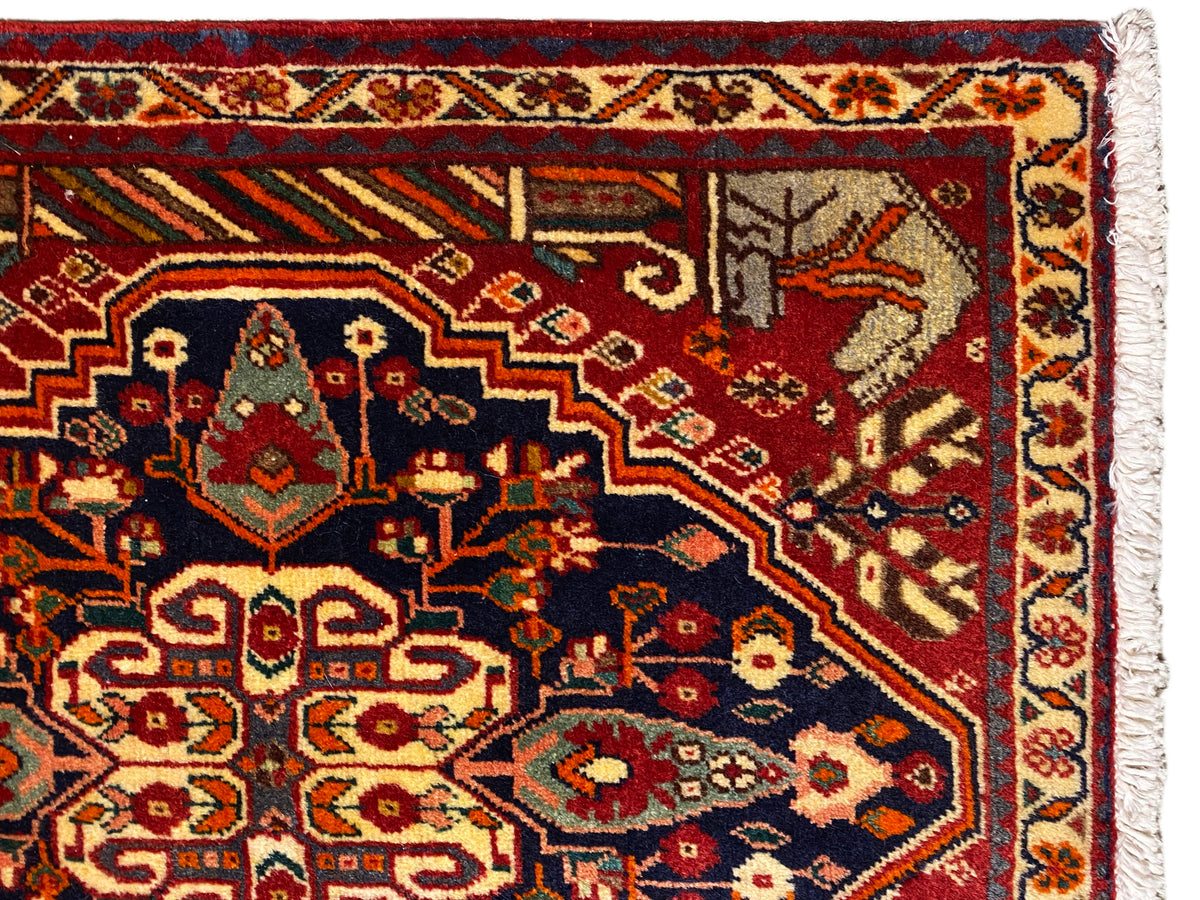 Vloerkleed 65x59 cm close-up: veelkleurige rand, decoratieve ornamenten, geweven rand
