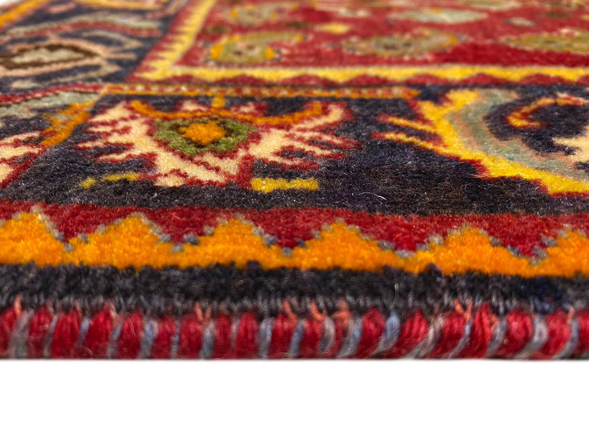 Tapijtrand met franjes en een gemêleerde rand in rood, oranje, blauw en zwart