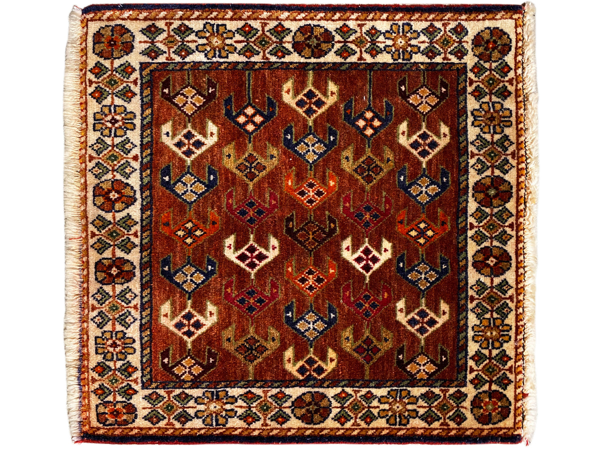 Poshti-tapijt 60x55 cm vierkant, geometrische ornamenten in roodbruin, blauw en crème
