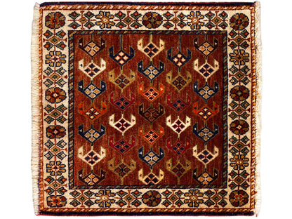 Poshti-tapijt 60x55 cm vierkant, geometrische ornamenten in roodbruin, blauw en crème