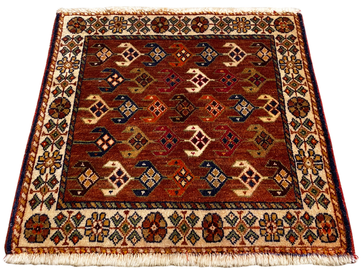 Poshti-tapijt 60x55 cm vierkant met roodbruin veld en blauw-rode ruiten