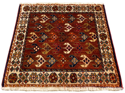 Poshti-tapijt 60x55 cm vierkant met roodbruin veld en blauw-rode ruiten