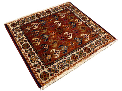 Poshti-tapijt 60x55 cm met omboorde rand, franjes en roodbruin patroon