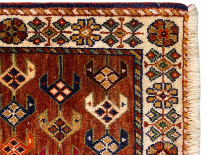 Poshti-tapijt 60x55 cm Detail: ornamentband en centrale ruiten in roodbruin