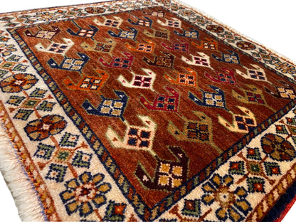 Poshti-tapijt 60x55 cm detailweergave: bruin veld met kleurrijke ruiten en tegels