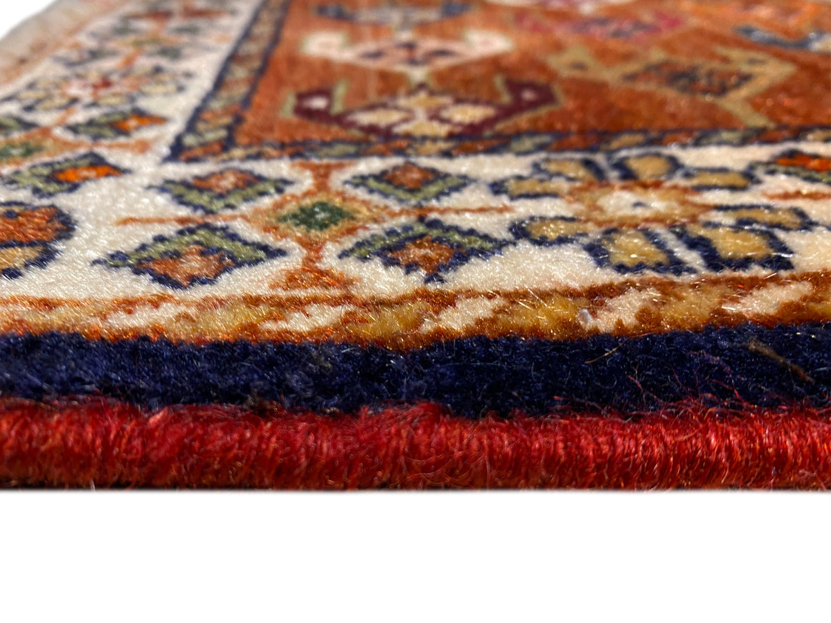 Poshti-tapijt 60x55 cm close-up: franjes en meerkleurig weefpatroon aan de rand