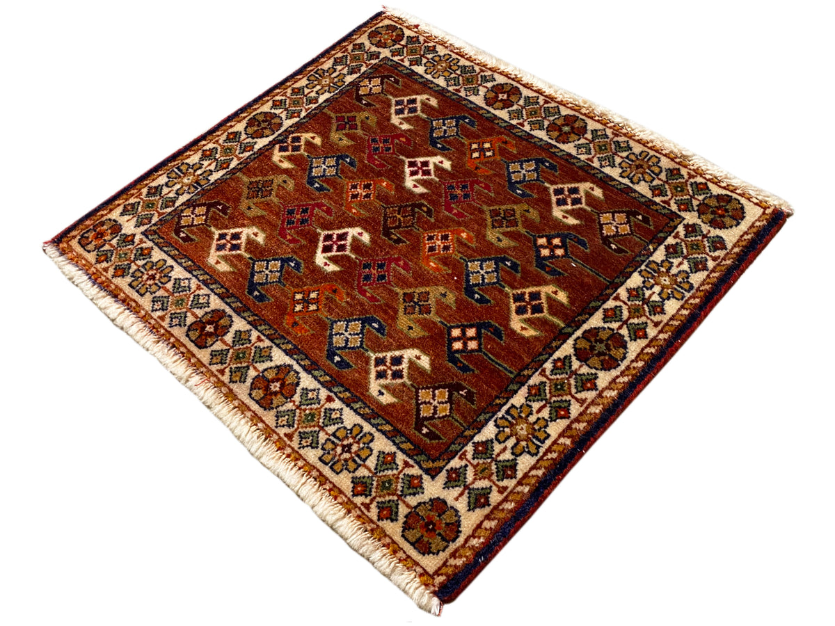 Poshti vloerkleed 60x55 cm plat liggend, geometrische motieven in roodbruin, blauw en crème