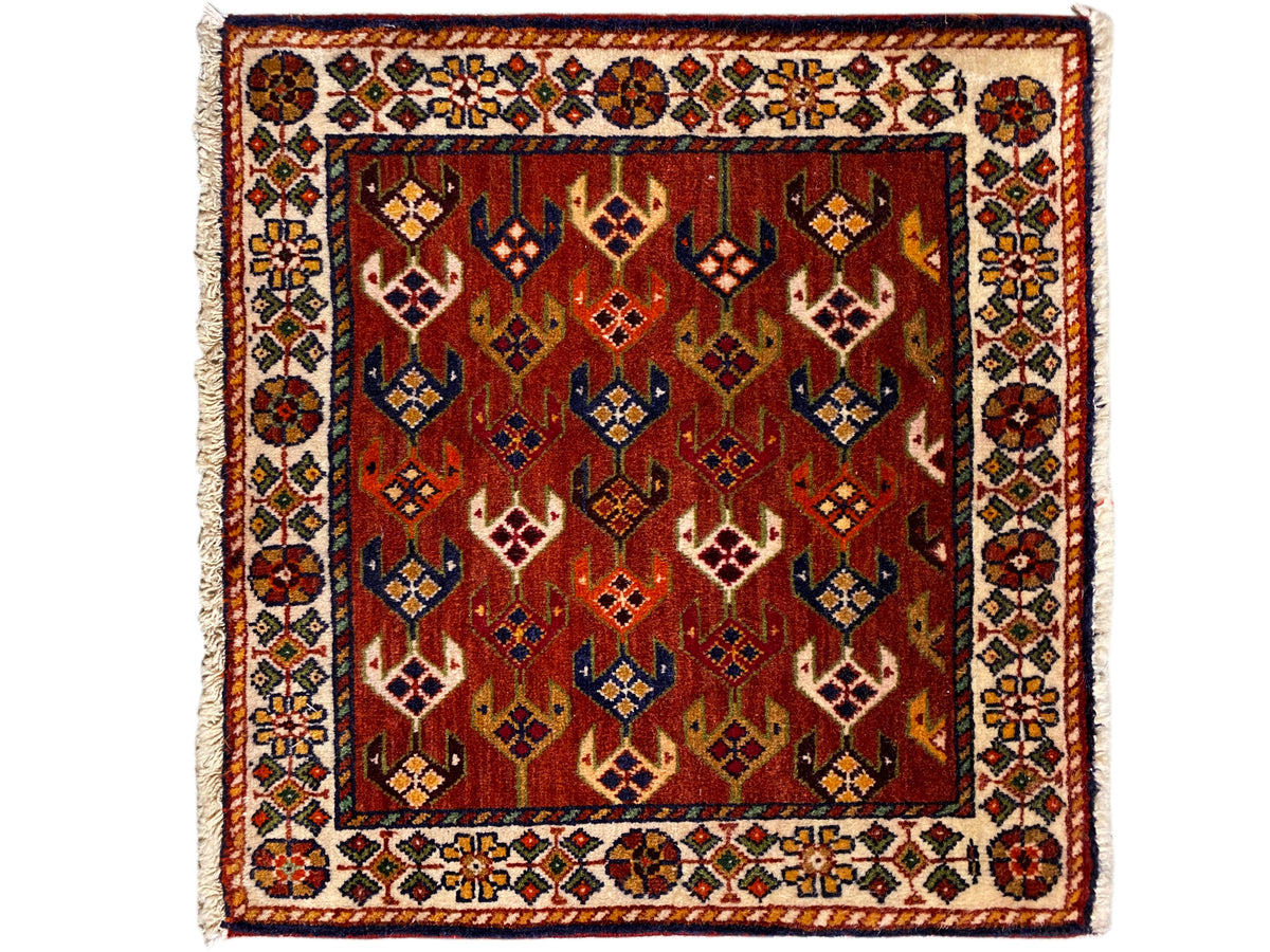 Vierkant tapijt 61x61 cm met rood motiefvlak, sierlijst en franjes