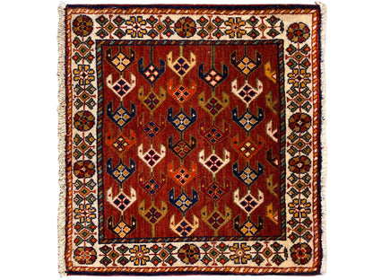 Vierkant tapijt 61x61 cm met rood motiefvlak, sierlijst en franjes