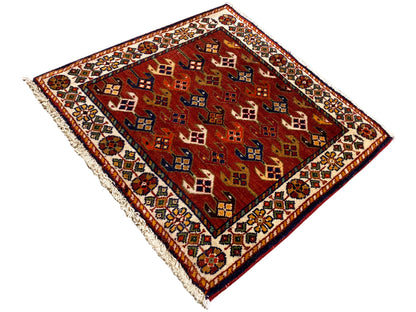 Tapijt 61x61 cm met rood motiefveld, veelkleurige rand en rafelige randen