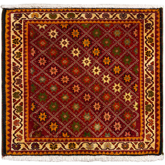 Poshti-tapijt, rechthoekig, meerkleurig met decoratieve sterpatronen en een franjerand.