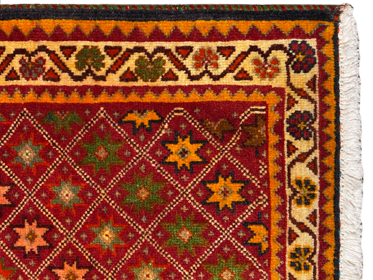Poshti-tapijt detailweergave: kleurrijke ornamentrand en dicht patroon in het binnenveld.