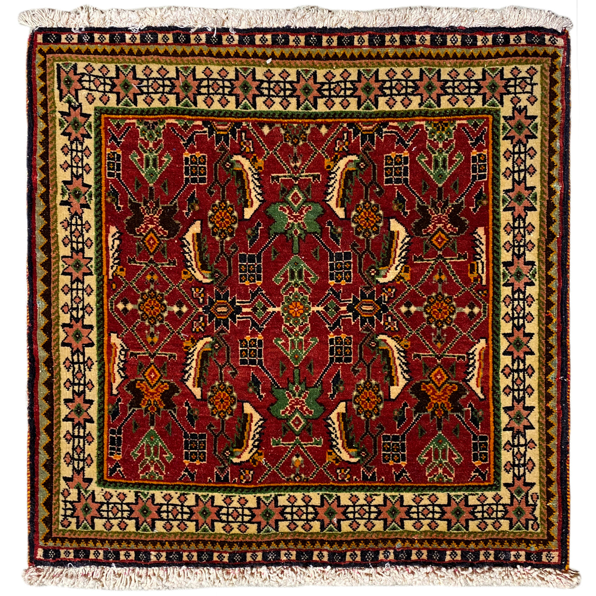 Poshti-tapijt 63x61 cm met rood en groen patroon, met franjes aan de rand.