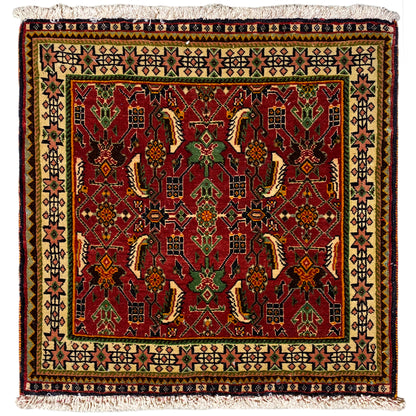 Poshti-tapijt 63x61 cm met rood en groen patroon, met franjes aan de rand.