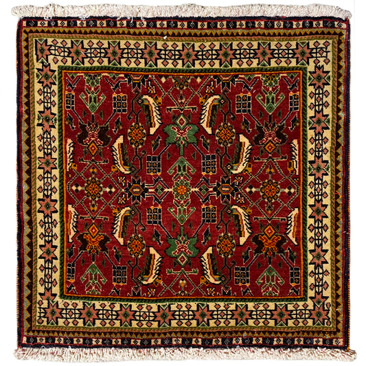 Poshti-tapijt 63x61 cm met rood en groen patroon, met franjes aan de rand.