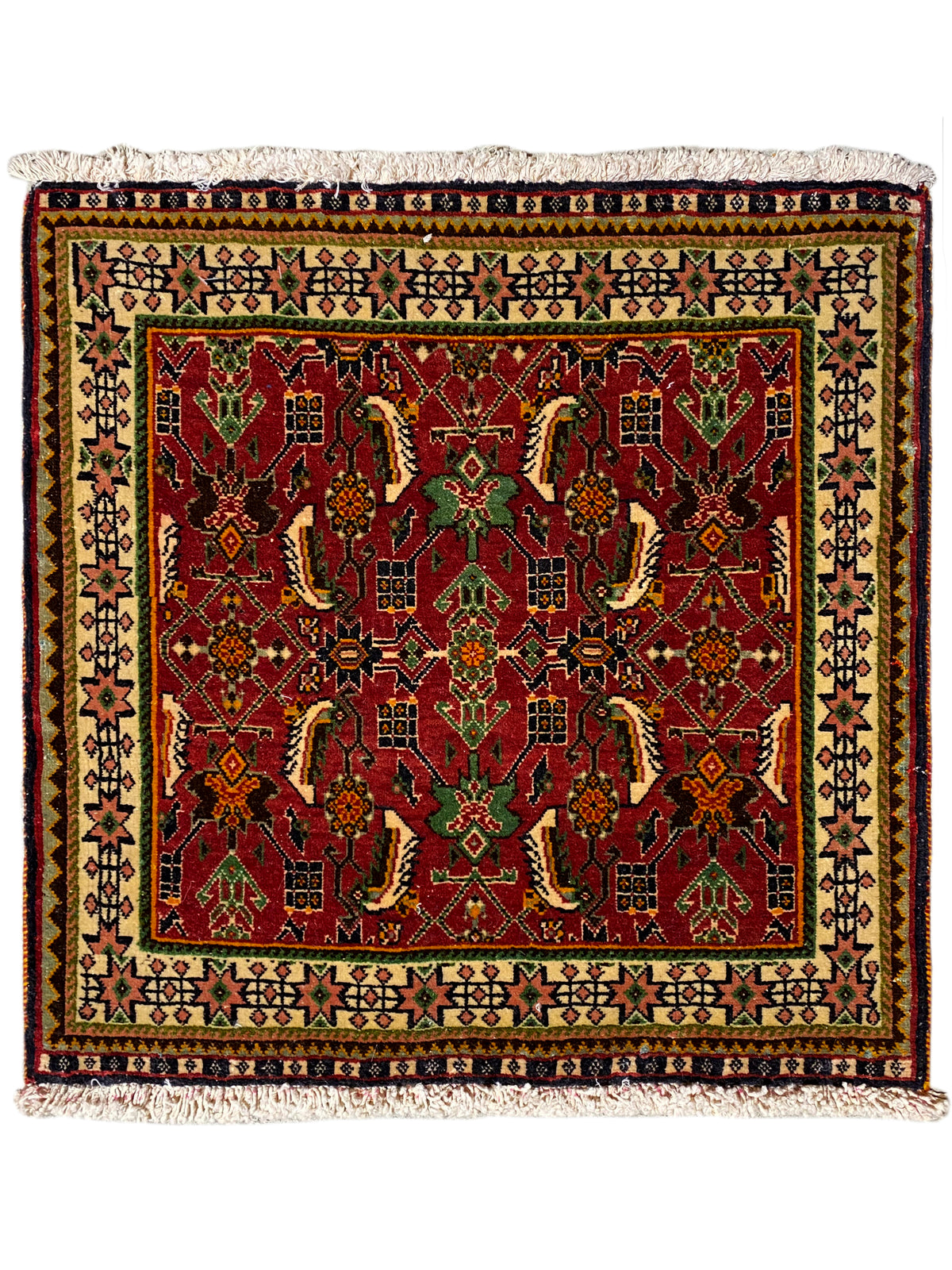 Poshti-tapijt 63x61 cm rechthoekig met rood patroon en veelkleurige rand, franjes.