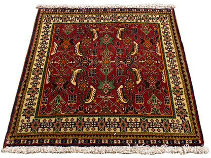 Poshti-vloerkleed 63x61 cm, schuin aanzicht: rood ornamentpatroon in groen en beige.