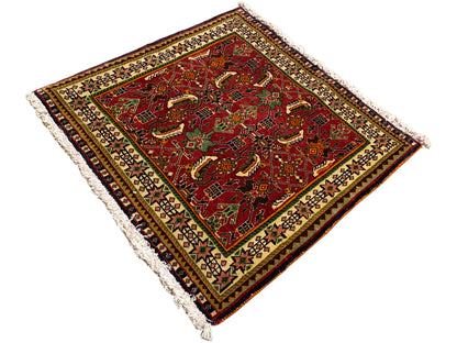 Poshti-tapijt 63x61 cm, diagonale close-up: rood tapijt met ornamenten en franjes.