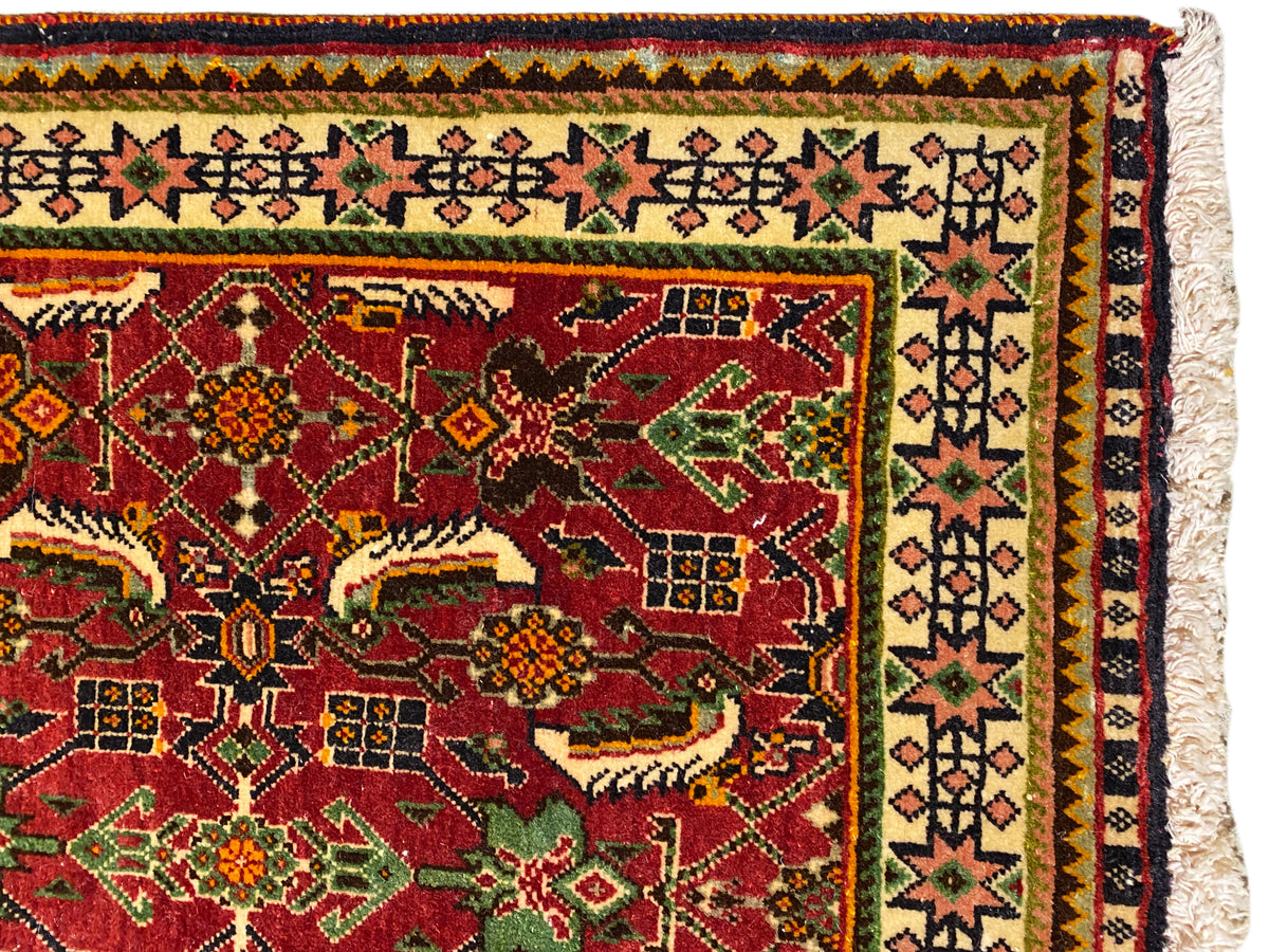 Poshti-tapijt 63x61 cm Detailweergave: rood ornamentveld met groene en gele motieven.